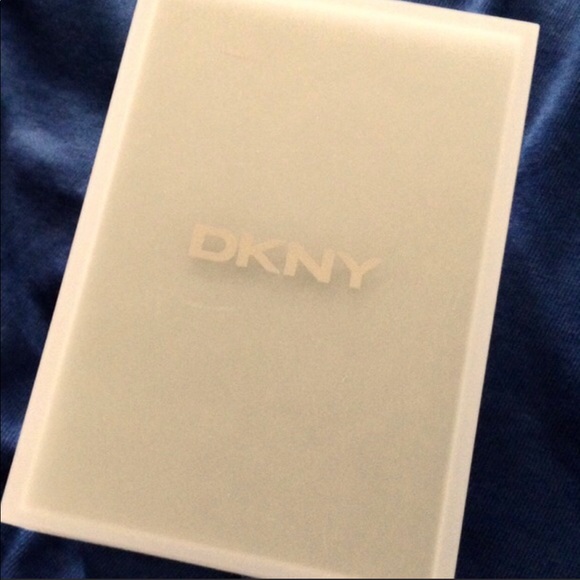 The crack in the DKNY BOX - Picture 3 of 6
